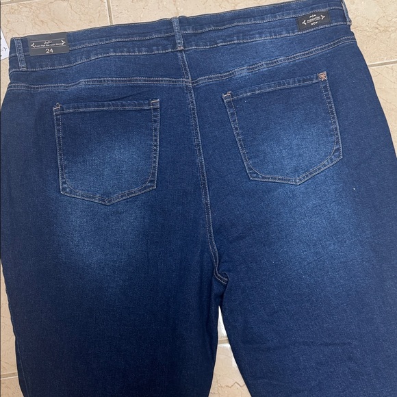 High-Waisted Blue Jeans - Picture 11 of 15